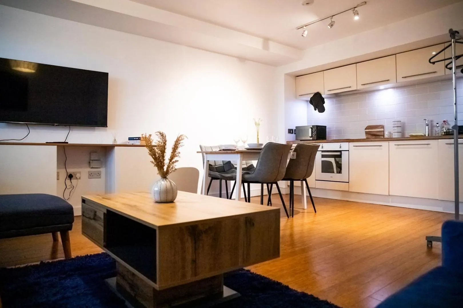 Apartment Close To Leeds City, Spacious, Sleeps 4, Beeston Hill