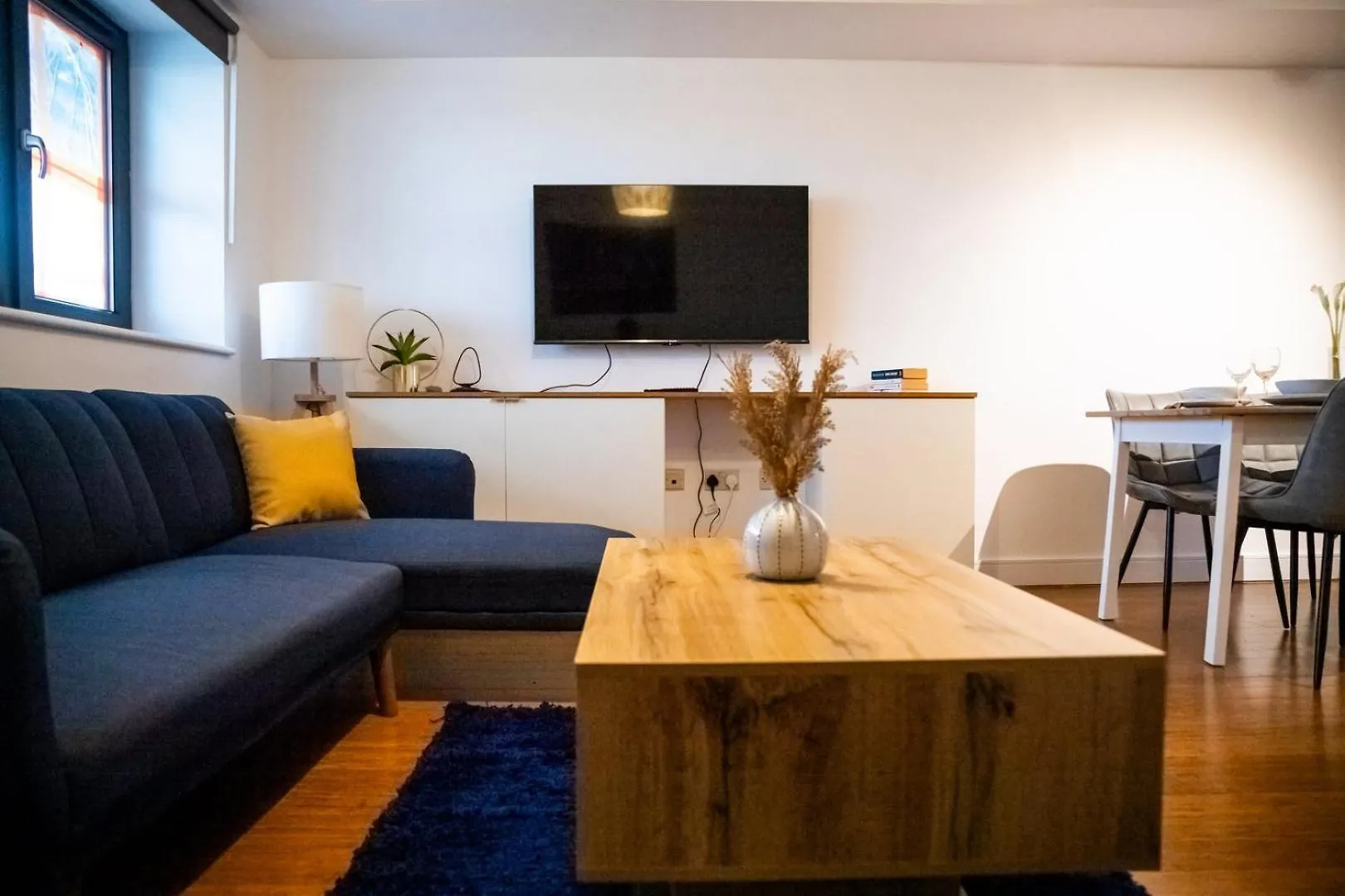 Close To Leeds City, Spacious, Sleeps 4, Beeston Hill Apartment