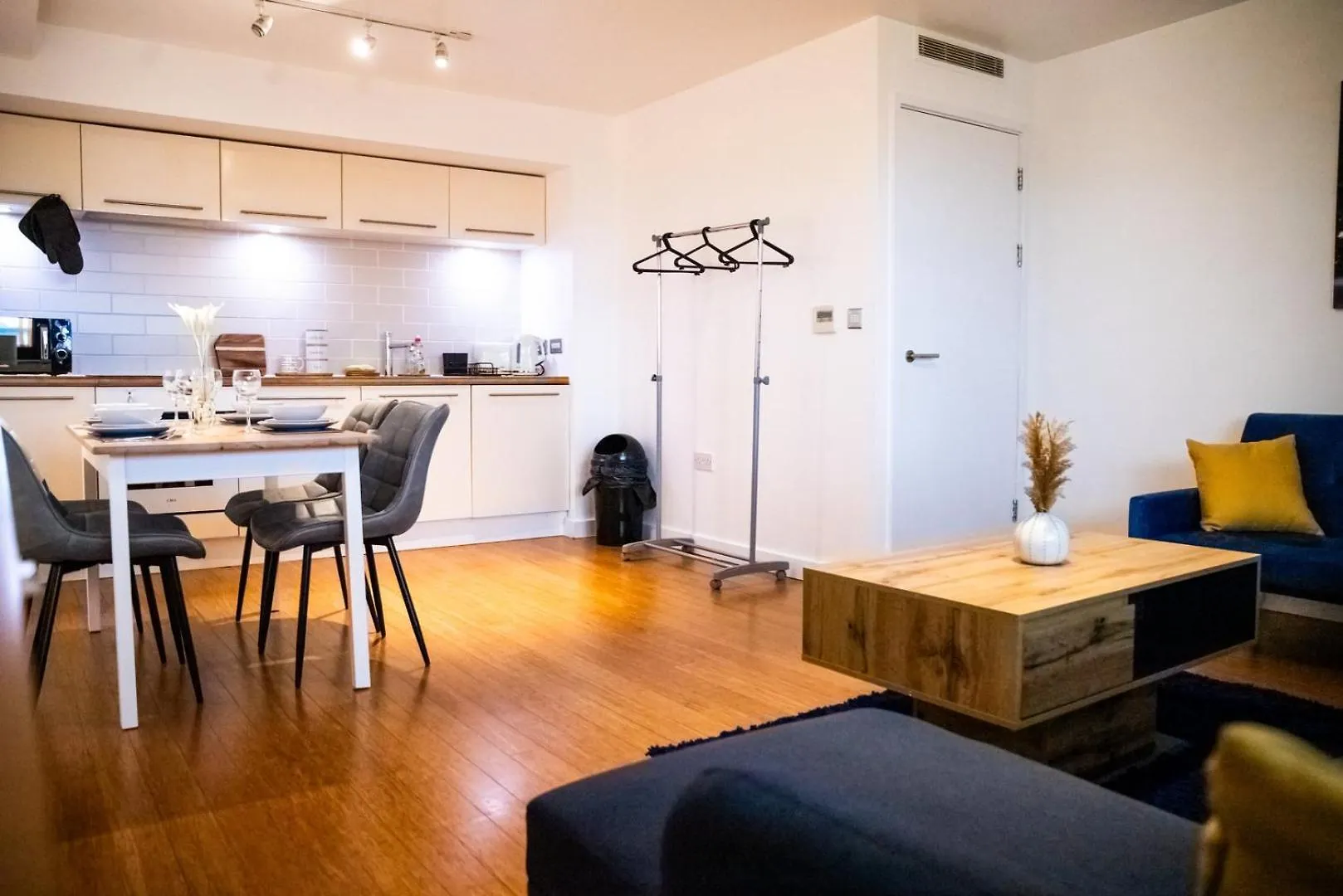 Apartment Close To Leeds City, Spacious, Sleeps 4, Beeston Hill