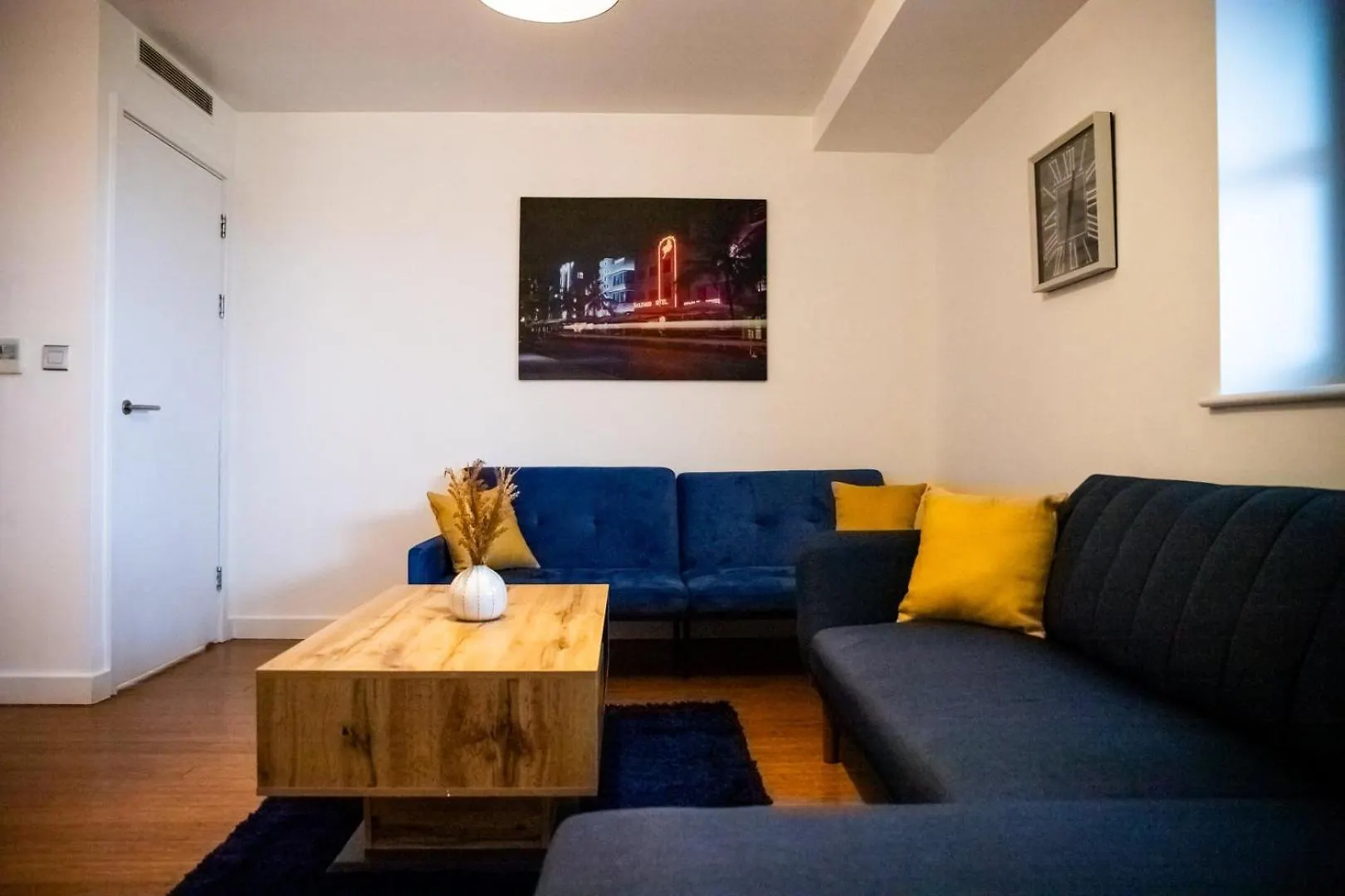 Apartment Close To Leeds City, Spacious, Sleeps 4, Beeston Hill